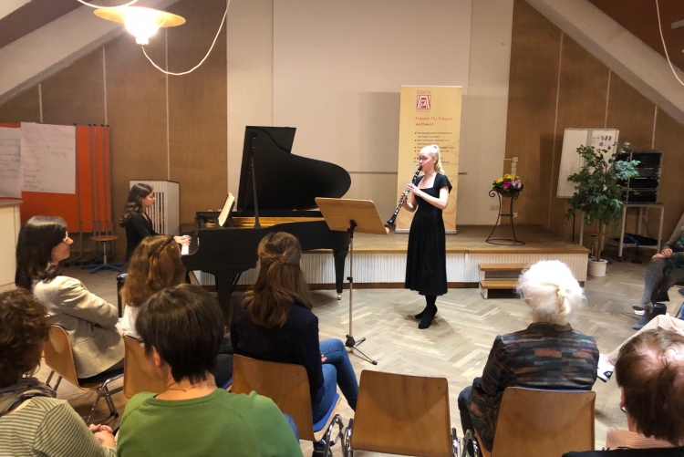 die Musikerinnen Olivia Wuttke und Joseline Geward Hoppe von der Musikschule NMS