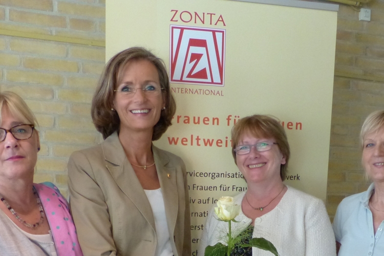 Die Past-Präsidentin Babett Schwede-Oldehus übergibt eine ZONTA Rose an die neue Präsidentin Susanne Pfuhlmann-Riggert.