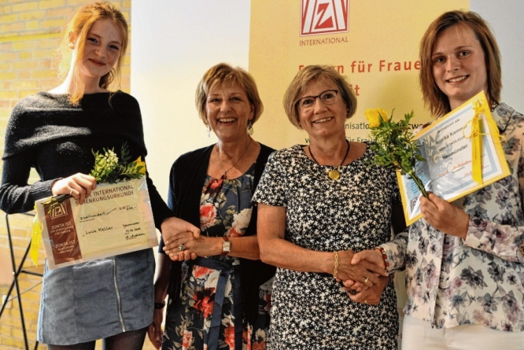 die Preisträgerinnen mit der ZONTA Präsidentin 