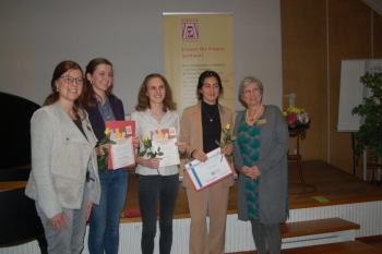 Präsidentin Susanne Sparka und Komiteeleiterin Anneke Schröder-Dijkstra gratulieren und danken den Bewerberinnen