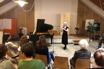 die Musikerinnen Olivia Wuttke und Joseline Geward Hoppe von der Musikschule NMS