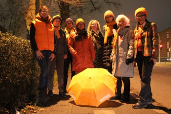 Mit orangefarbener Kleidung setzten die Frauen vom Zonta-Club  beim Startschuss ein Signal.